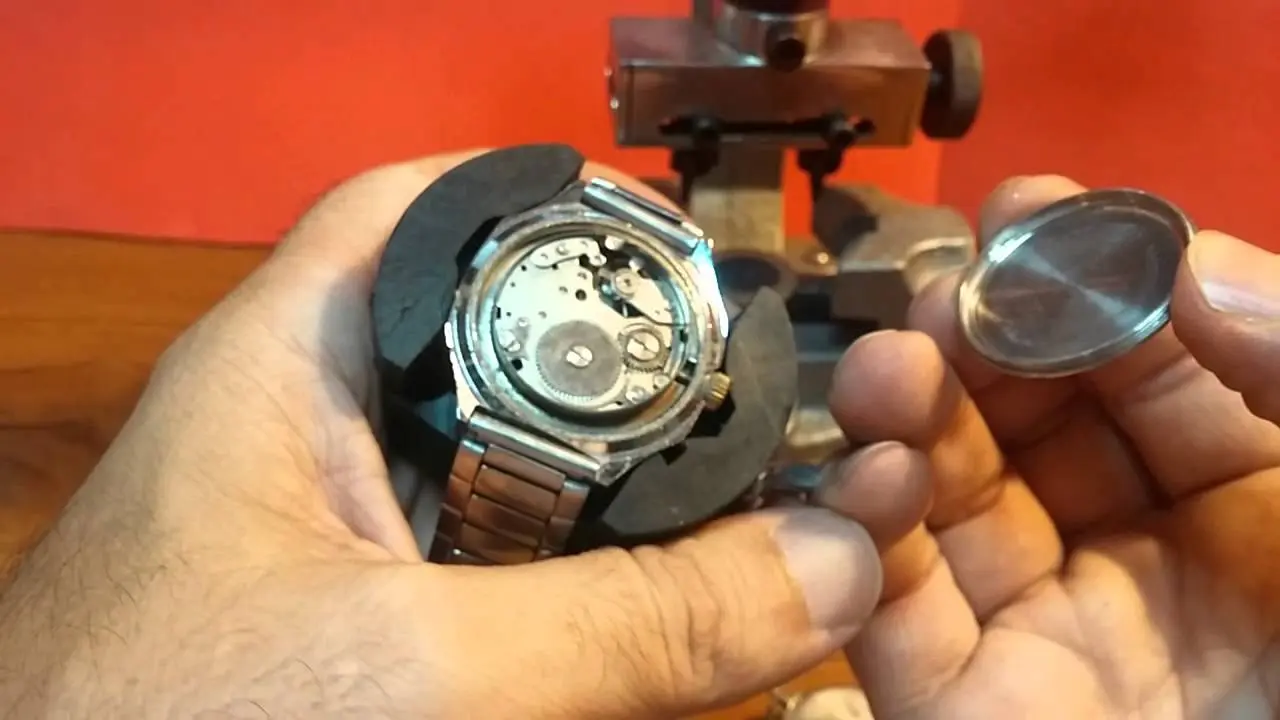 como abrir un reloj mecanico - Cómo se llama la herramienta para abrir relojes