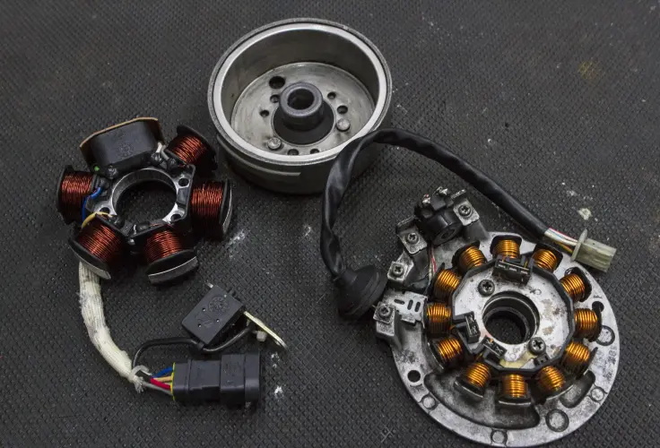 como funciona unregulador de corriente mecanico de una moto - Qué voltaje debe salir del regulador de la moto